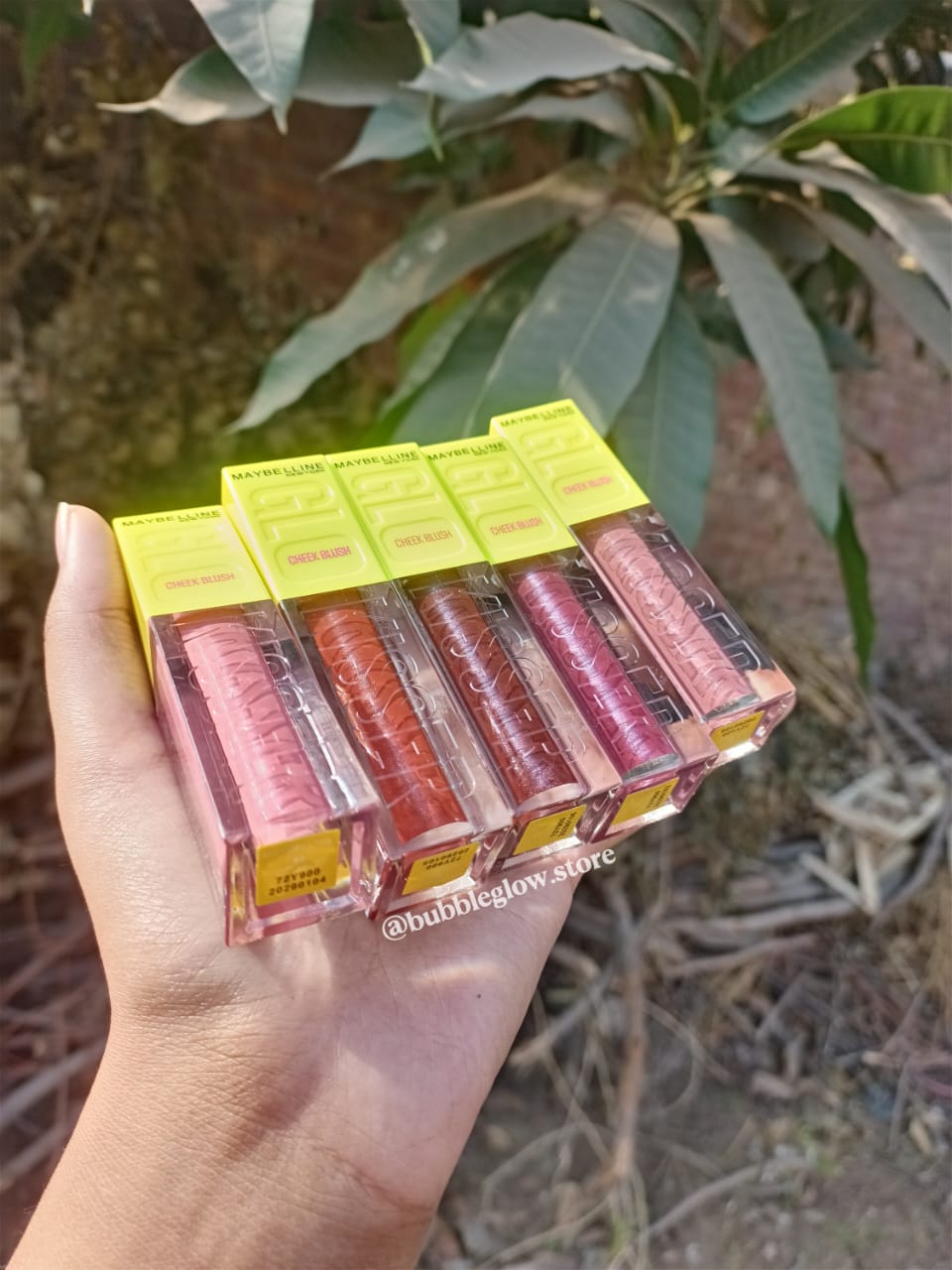 Maybelline Lip Gloss – High Shine, Non-Sticky & Hydrating Finish.