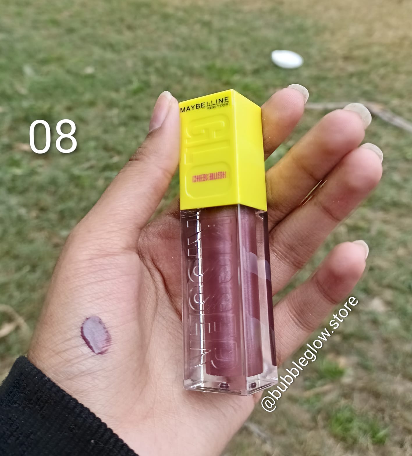 Maybelline Lip Gloss – High Shine, Non-Sticky & Hydrating Finish.
