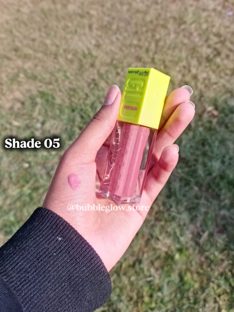 Maybelline Lip Gloss – High Shine, Non-Sticky & Hydrating Finish.
