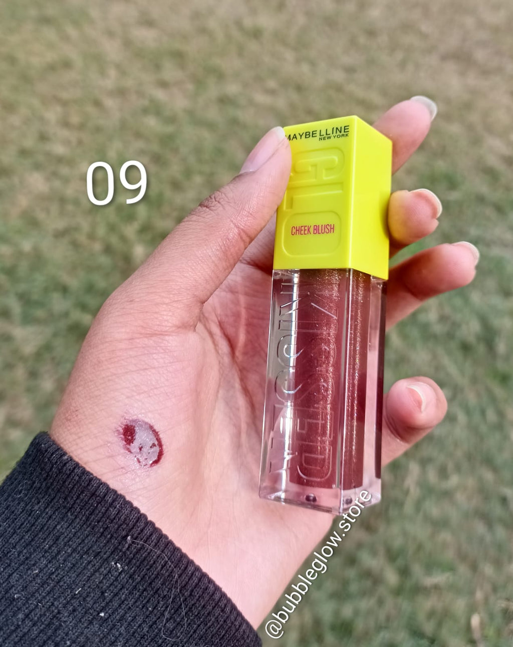 Maybelline Lip Gloss – High Shine, Non-Sticky & Hydrating Finish.