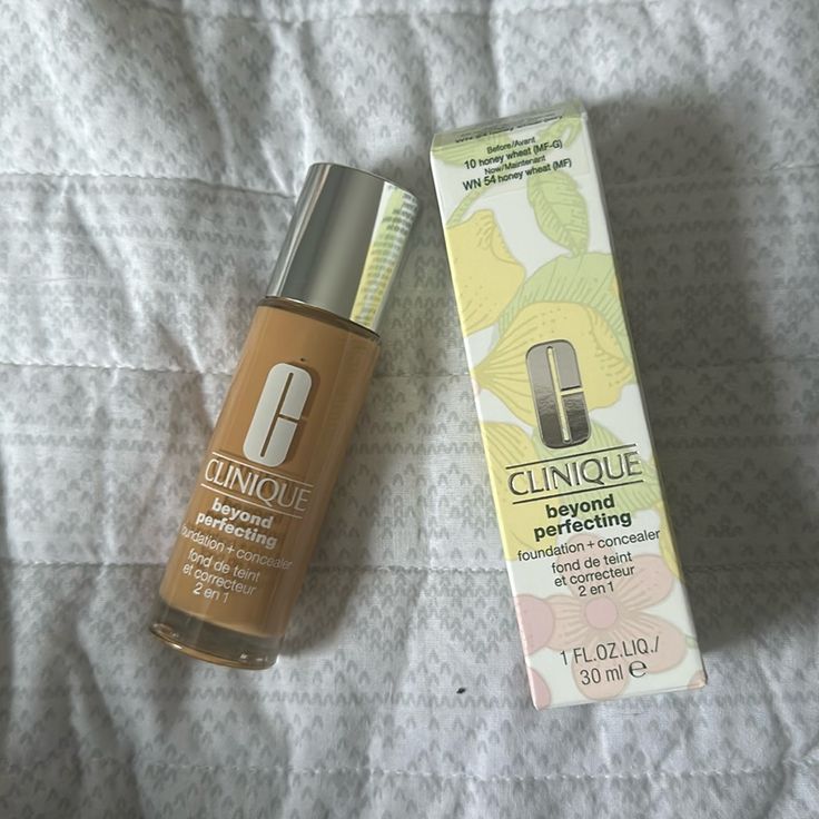 Clinique Beyond Perfecting Foundation + Concealer – Full Coverage, Natural Finish